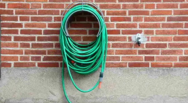Cómo colgar la manguera de jardín para evitar enredos y daños